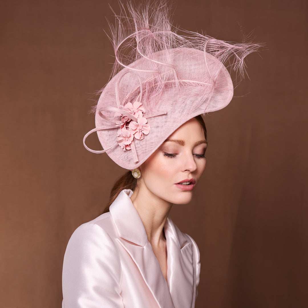 Pale pink fine straw leaf disc with curled ostrich feathers