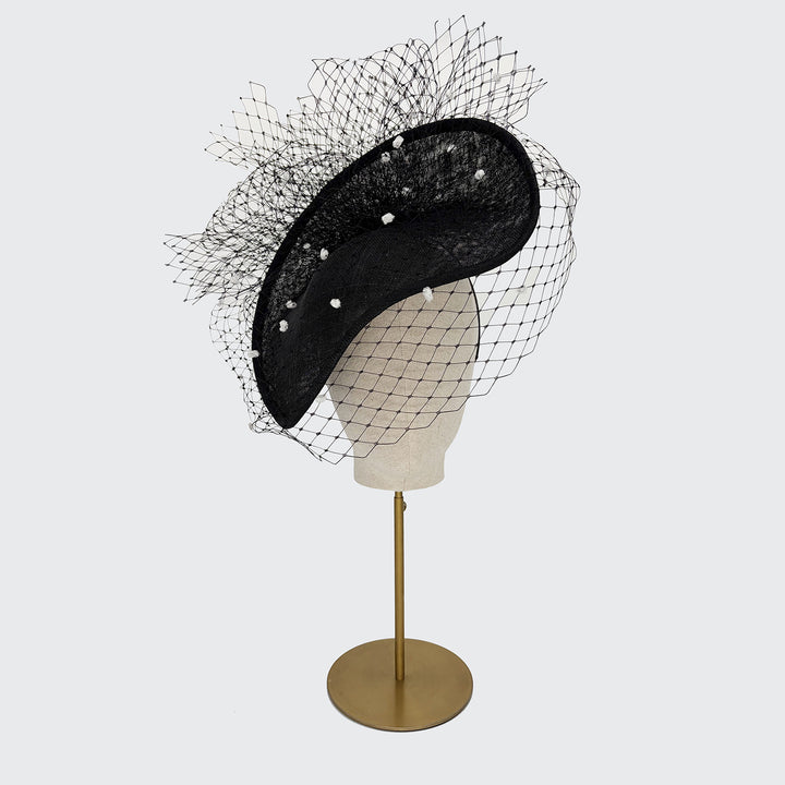 Black leaf disc with white spot veiling