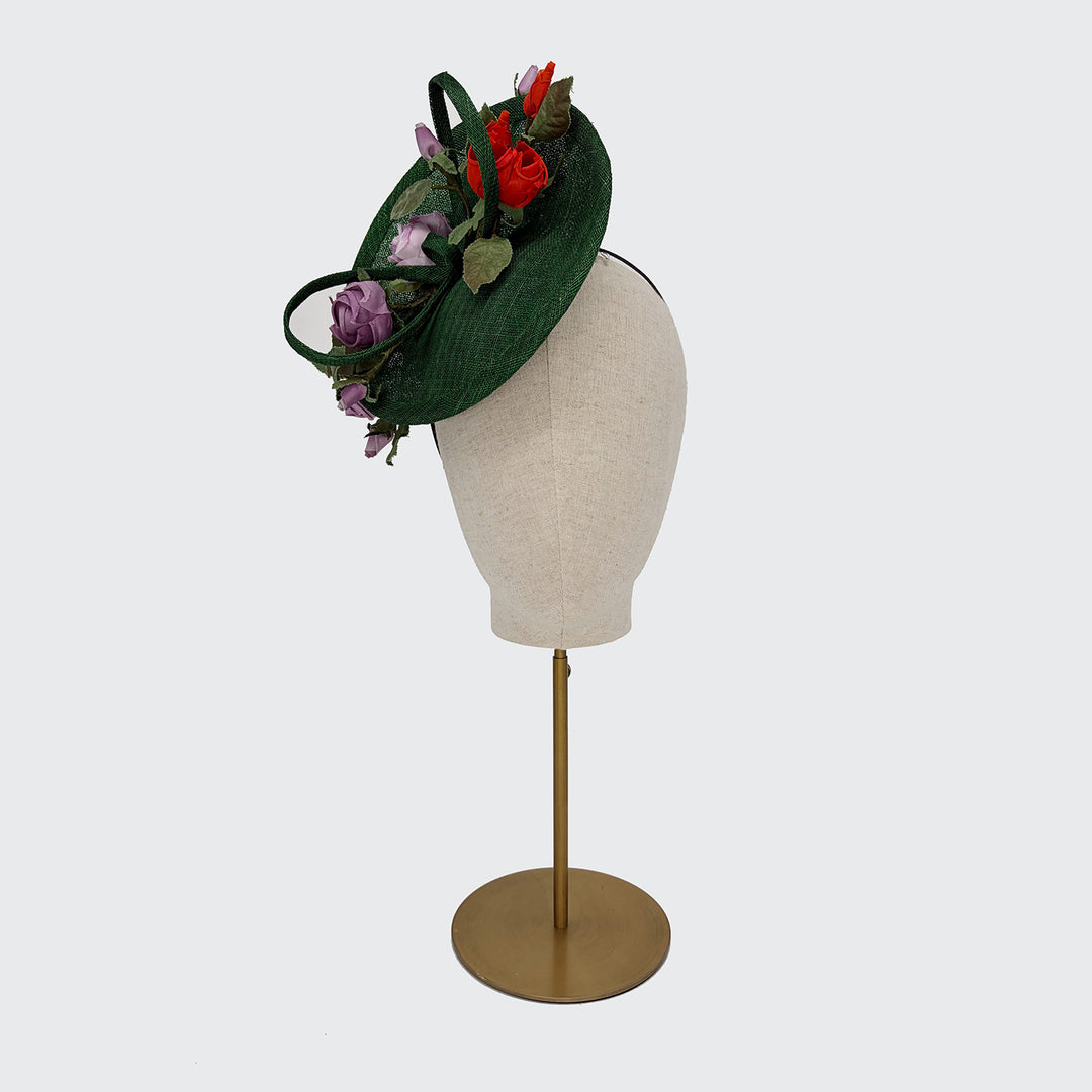 Green fine straw disc with orange and lilac roses
