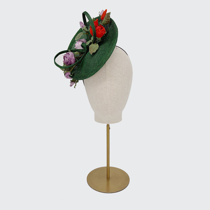 Green fine straw disc with orange and lilac roses