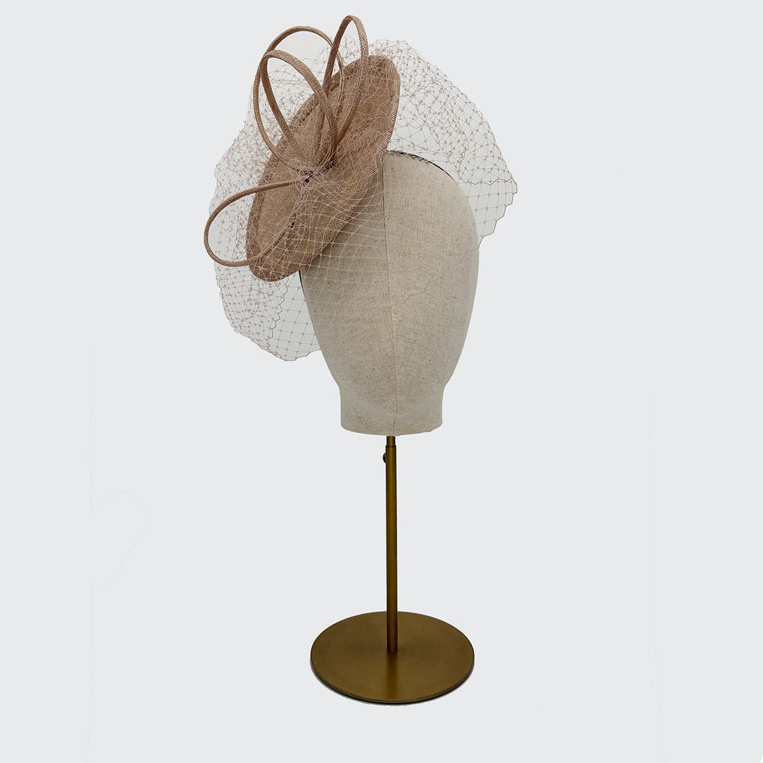 Nude fine straw disc with veiling and loops