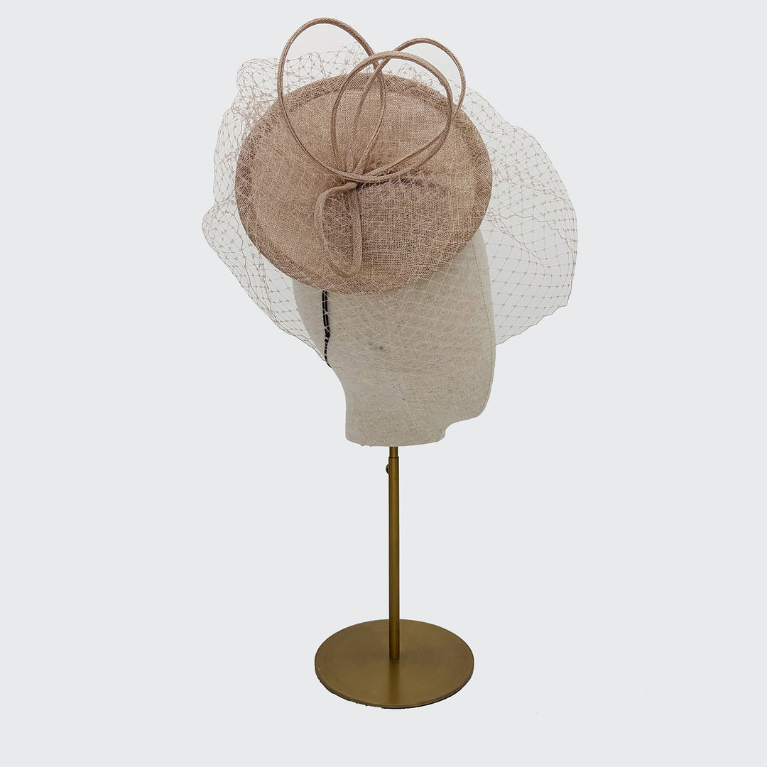 Nude fine straw disc with veiling and loops