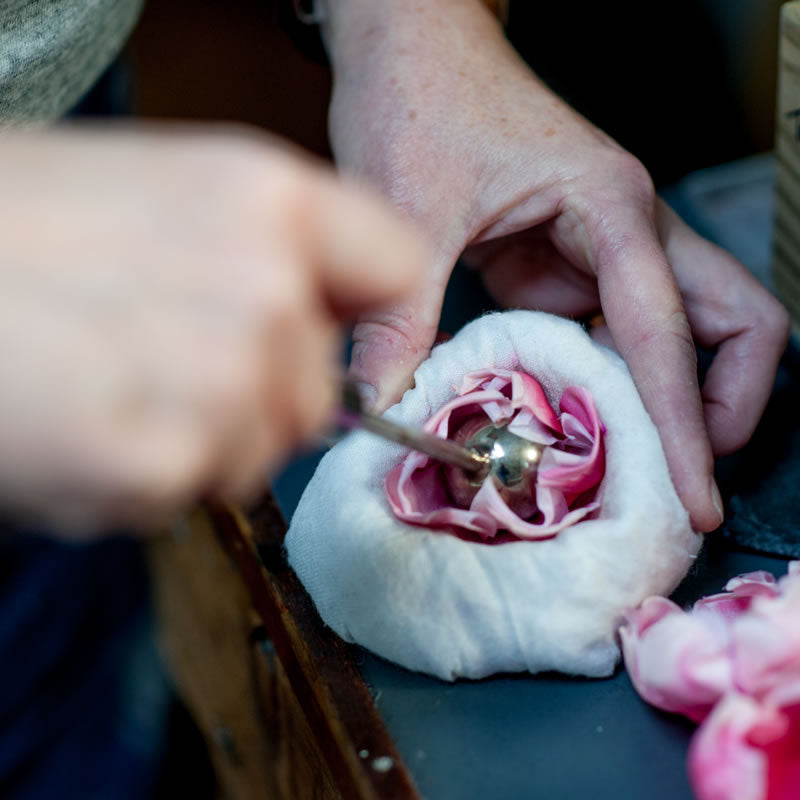 Flower making with antique tool using dip-dyed silk
