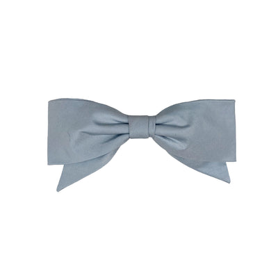 Photo a medium pale blue silk bow clip